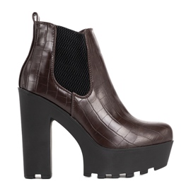 Botine maro pe stâlpul Zellola