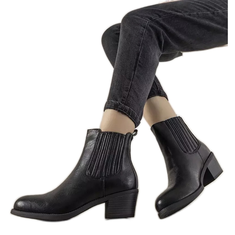 Ghete negre alunecate pe stâlpul Pena negru Ghete negre alunecate pe stâlpul Pena negru