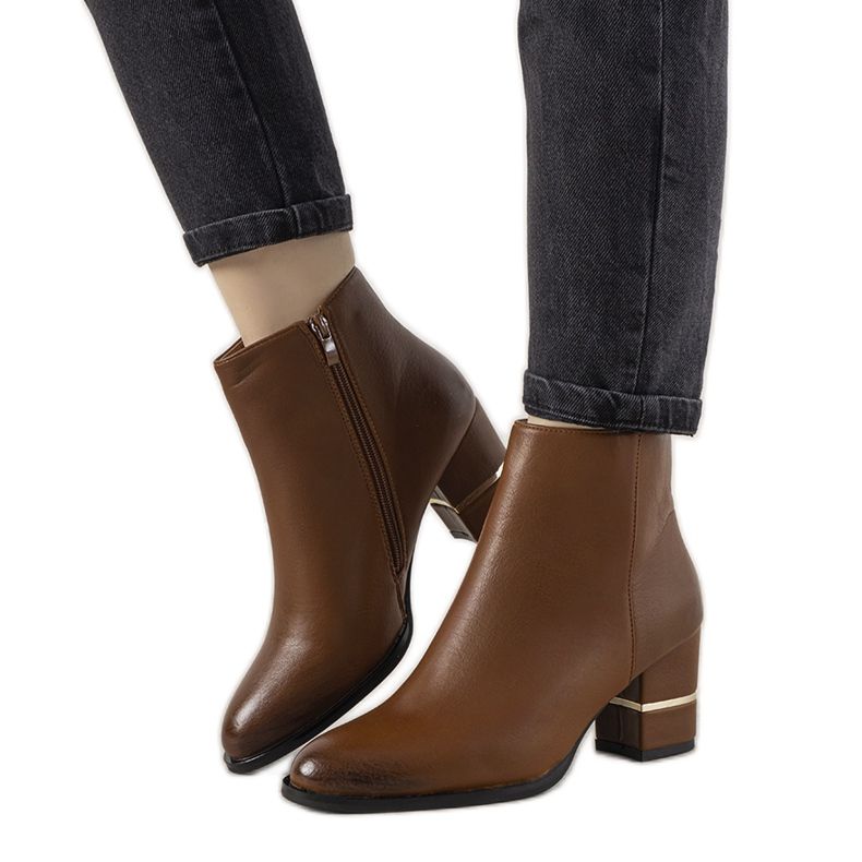 Ghete clasice maro pe postarea Arteaga