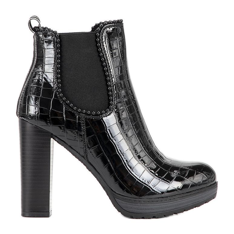 Ghete negre clasice pe postarea Moment negru