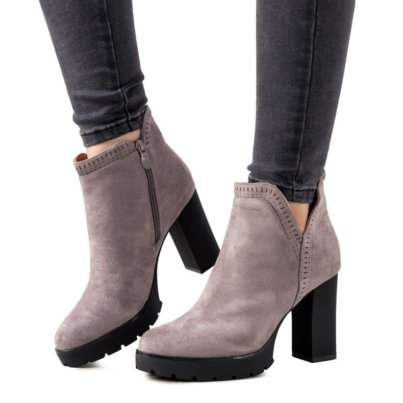 Cizme gri pe postul Bushido