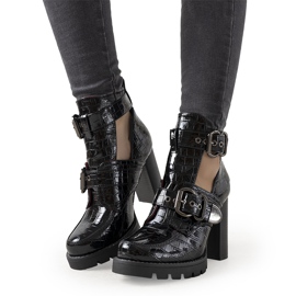 Botine lacate negre pe stâlpul Step negru