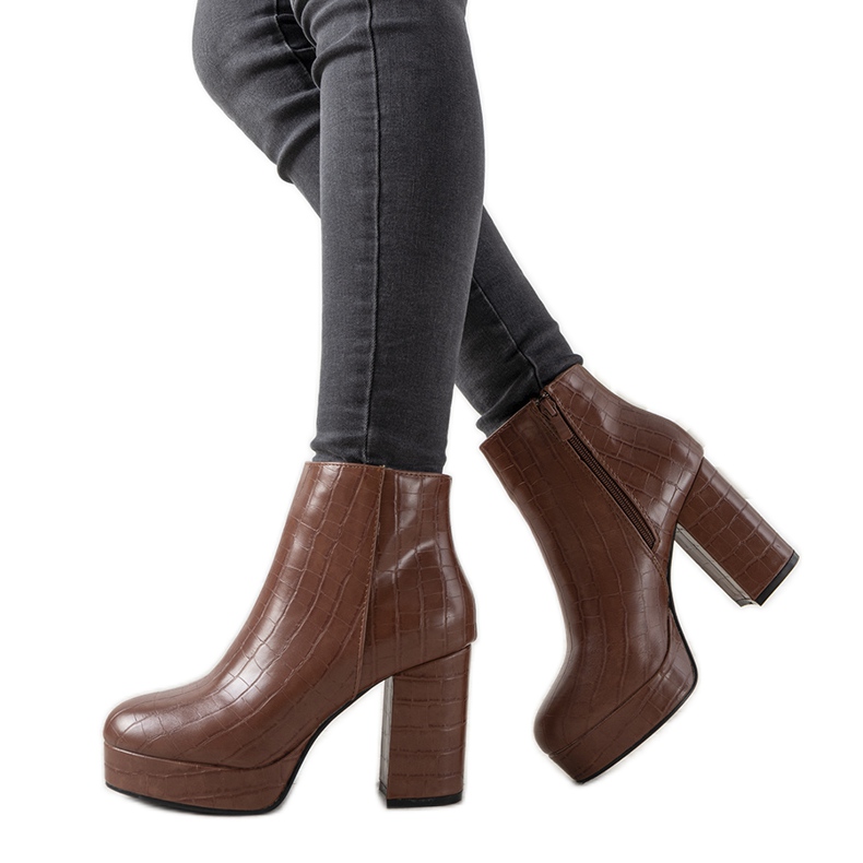 Cizme maro pe postarea lui Usinaya