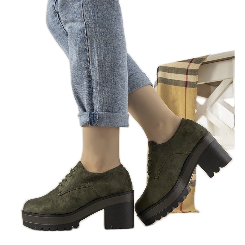 Cizme verzi, decoltate, pe stâlpul Cecina verde