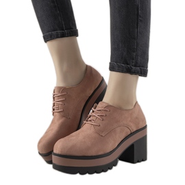 Cizme roz cu dantelă pe stâlpul Cecina