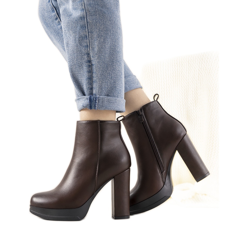 Cizme de damă maro clasice la postarea Feria Cizme de damă maro clasice la postarea Feria