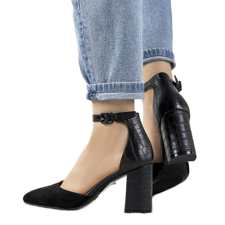 Pompele negre pe postul Nataliei negru