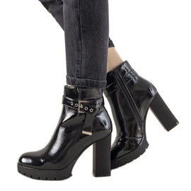 Ghete negre lacuite pe stâlpul Blanc negru Ghete negre lacuite pe stâlpul Blanc negru