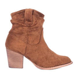 Botine maro pe stâlpul Lea