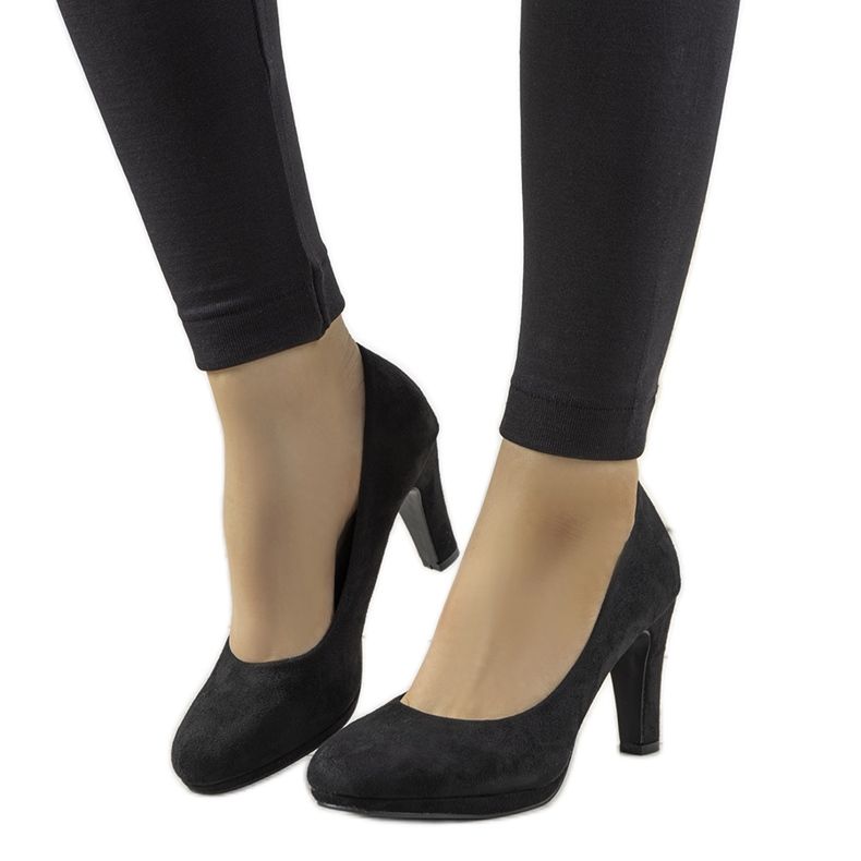 Pompele negre pe un stâlp din piele ecologică Sara negru