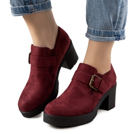 Brogi maro pe postarea lui Leonie roșu