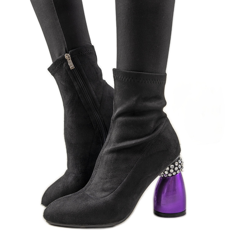 Cizme negre pe un post Bazin decorativ negru Cizme negre pe un post Bazin decorativ negru