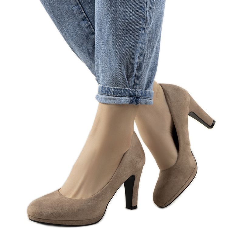 Pompele bej pe un stâlp din piele ecologică Sara