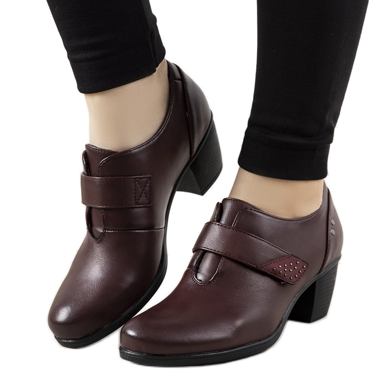 Brogi maro pe postul Biermann roșu multicolor Brogi maro pe postul Biermann roșu multicolor