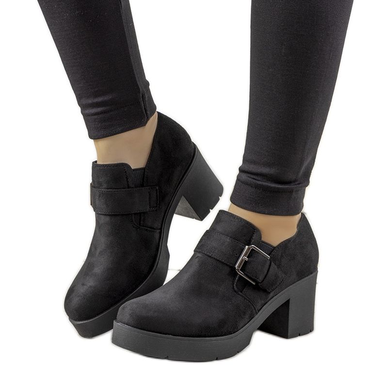 Pantofi negri pe postarea lui Leonie negru