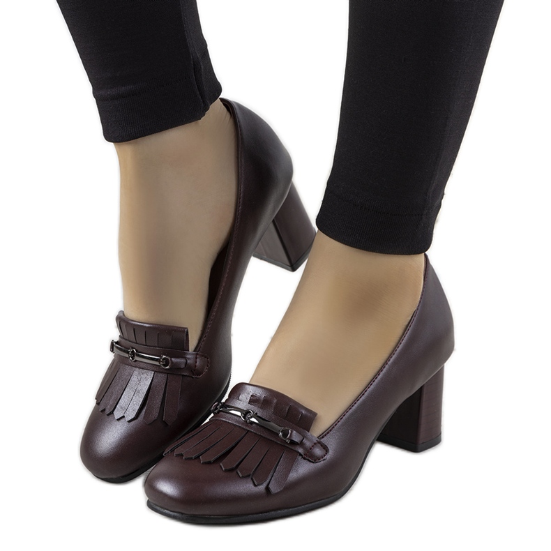 Pompă maro pe un stâlp din piele ecologică a lui Alice roșu