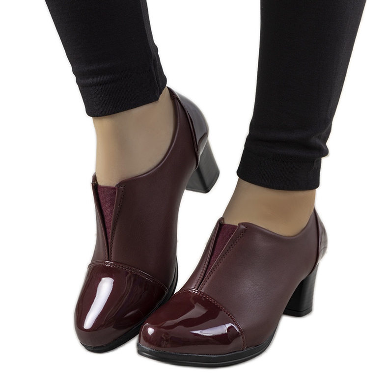 Brogi maro pe postarea lui Villareal roșu Brogi maro pe postarea lui Villareal roșu