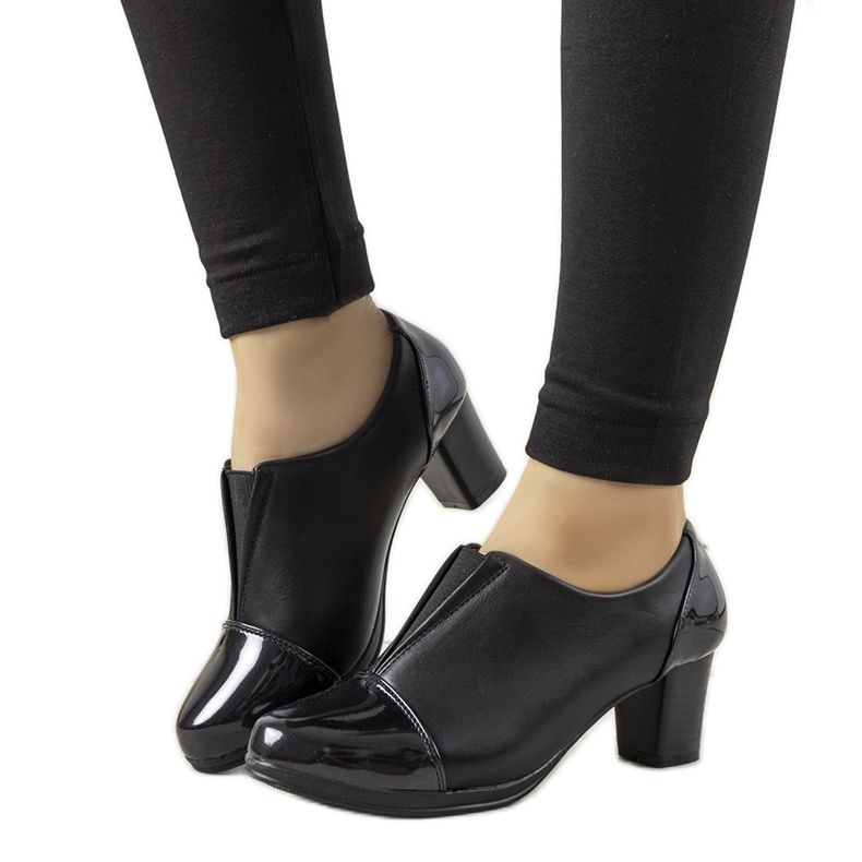 Pantofi negri pe postarea lui Villareal negru