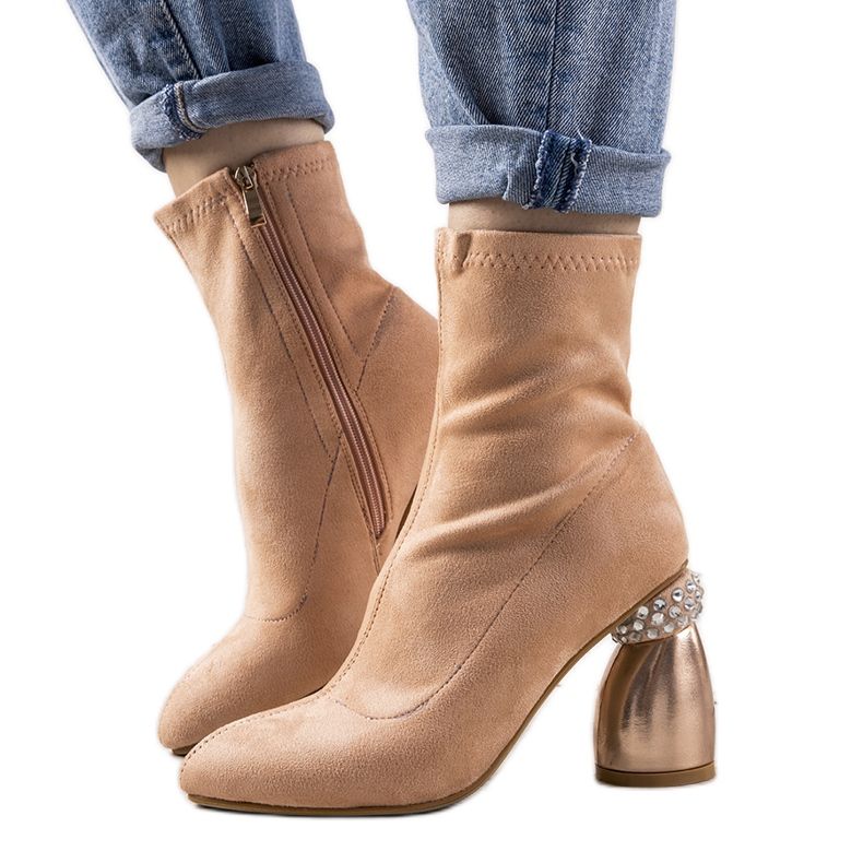 Cizme roz pe un post decorativ Bazin Cizme roz pe un post decorativ Bazin