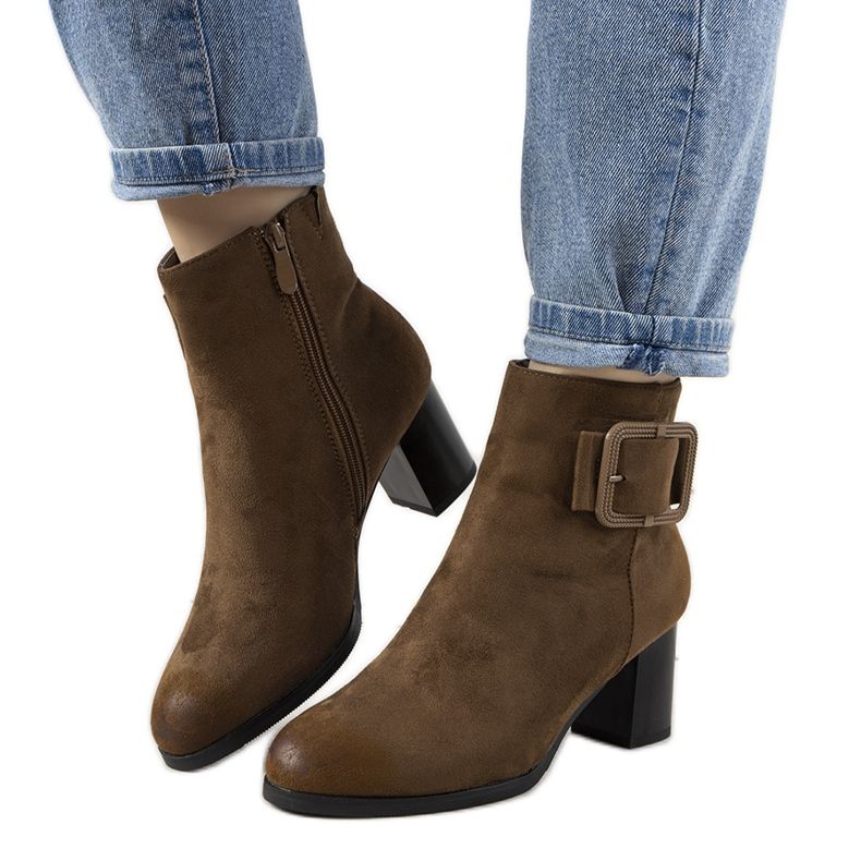 Cizme maro pe stâlpul Carrillo