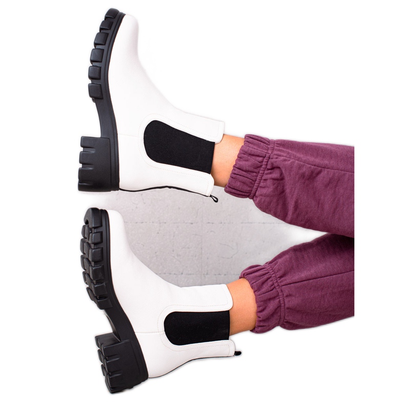 Goodin Ghete Chelsea pe peron alb