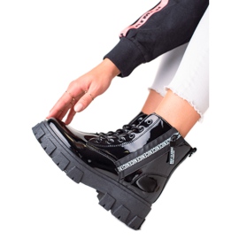 TRENDI Muncitori cu noduri negri pe platformă negru