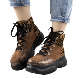 Adidași de iarnă maronii cu tema Cesaria animal Adidași de iarnă maronii cu tema Cesaria animal