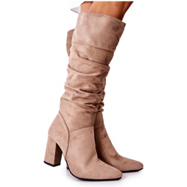 Vinceza Cizme Dorelle Beige din piele de căprioară pe un bar bej Vinceza Cizme Dorelle Beige din piele de căprioară pe un bar bej