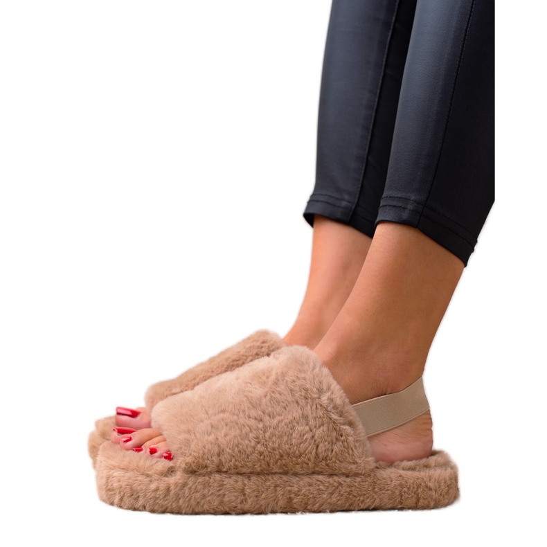 TRENDI Papuci maroni pe o radieră TRENDI Papuci maroni pe o radieră