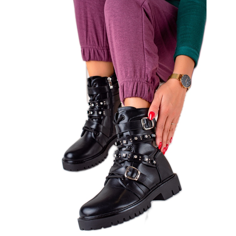 TRENDI Muncitori negri cu pietre de stras negru