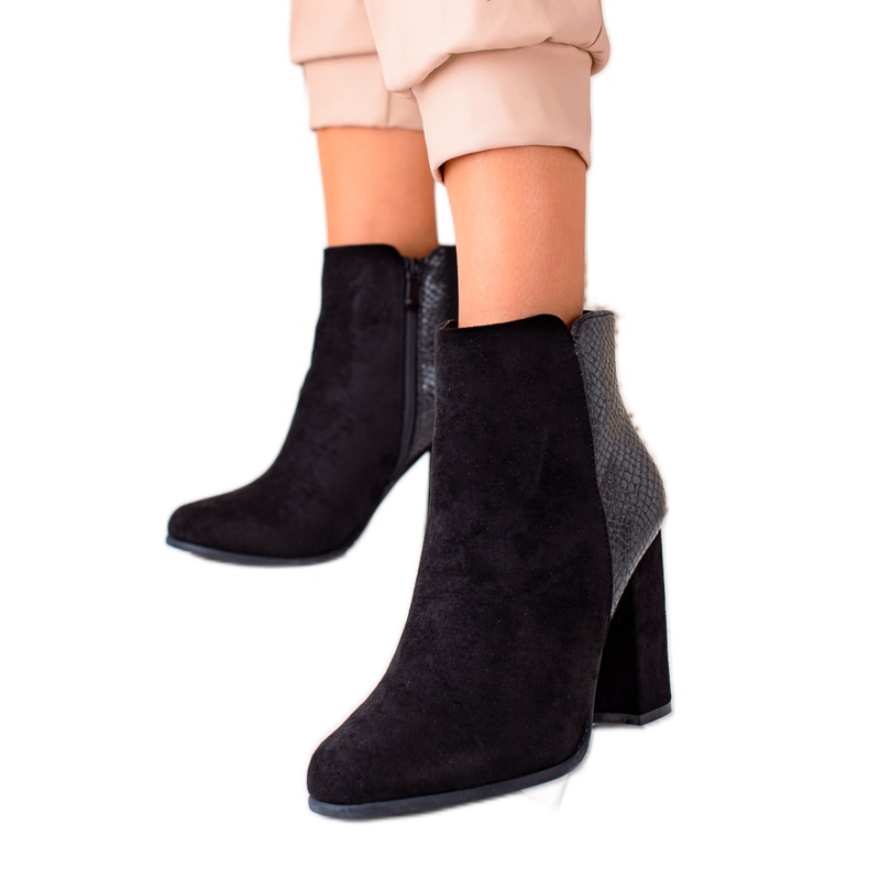 Janessa Cizme negre elegante pe un post negru