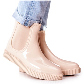 PS1 Cizme de ploaie strălucitoare pe o platformă de cascadă bej