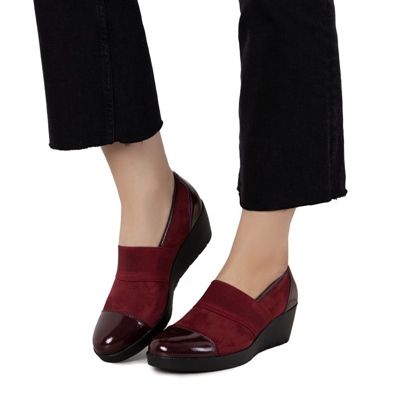 Brogi maro pe o pană Lirienne roșu