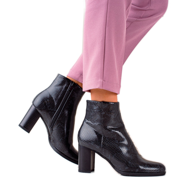 TRENDI Cizme cu imprime de șarpe pe un post negru TRENDI Cizme cu imprime de șarpe pe un post negru