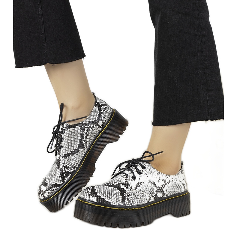 Pantofi negri din piele de șarpe pe talpă groasă Ronde alb