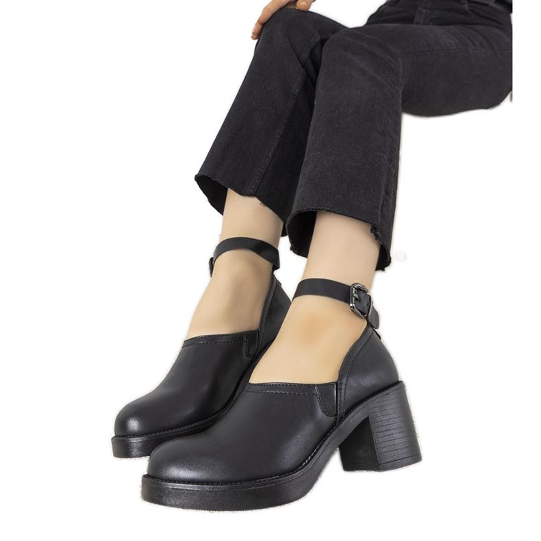 Pantofi negri pe postarea lui Christiane negru