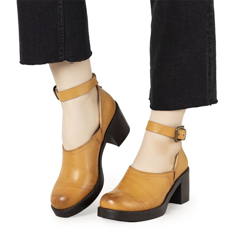 Încălțăminte cămilă pe postarea Christiane maro