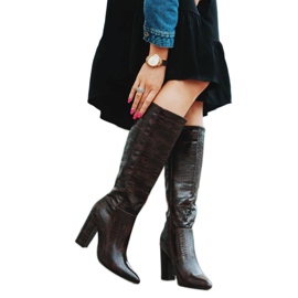 Cizme maro pe postarea Phoebo negru