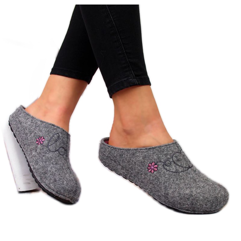 Papuci cu broderie Panto Fino W INT1632 gri