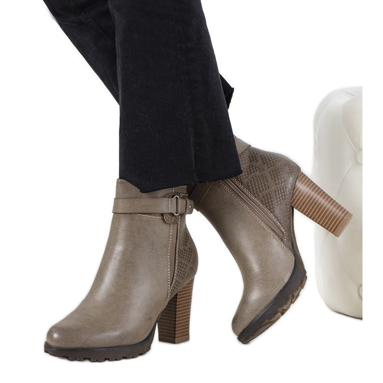 Botine maro pe postarea Heredia kaki Botine maro pe postarea Heredia kaki