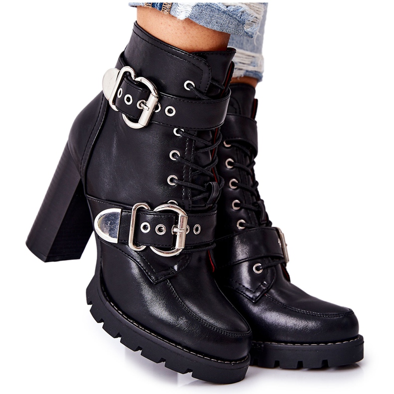 Cizme pe o stâlp cu o cataramă Flaris negru