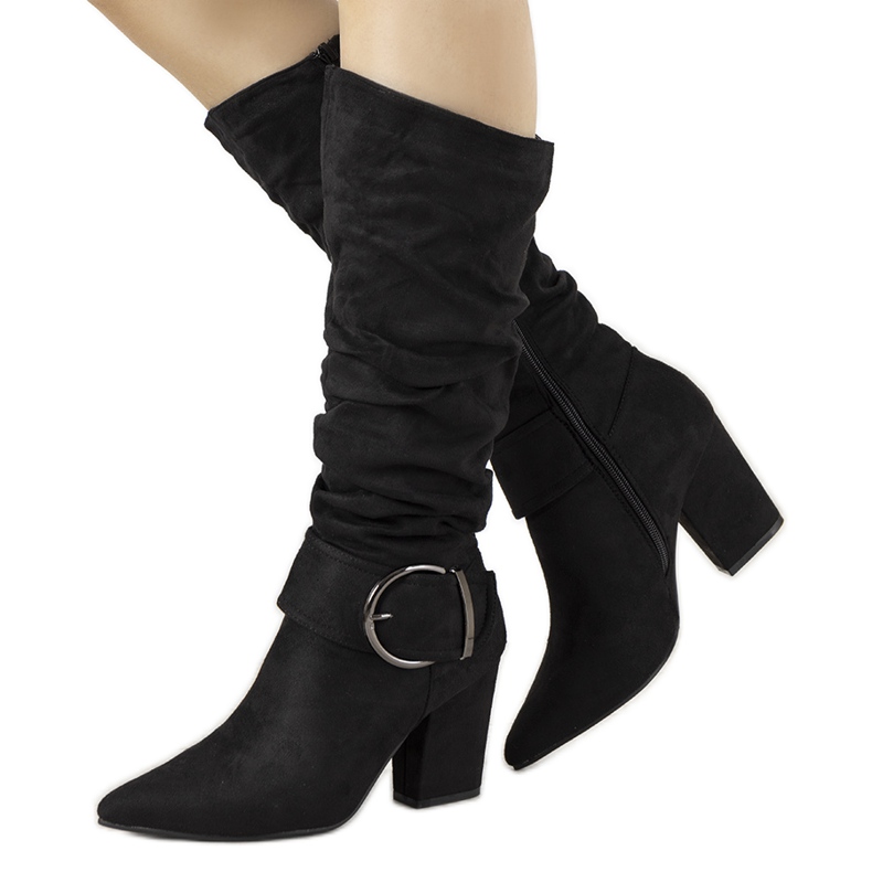 Cizme negre pe postul Berie negru Cizme negre pe postul Berie negru