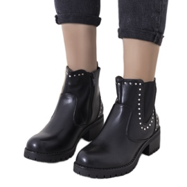 Cizme negre Clower izolate cu crampoane negru Cizme negre Clower izolate cu crampoane negru