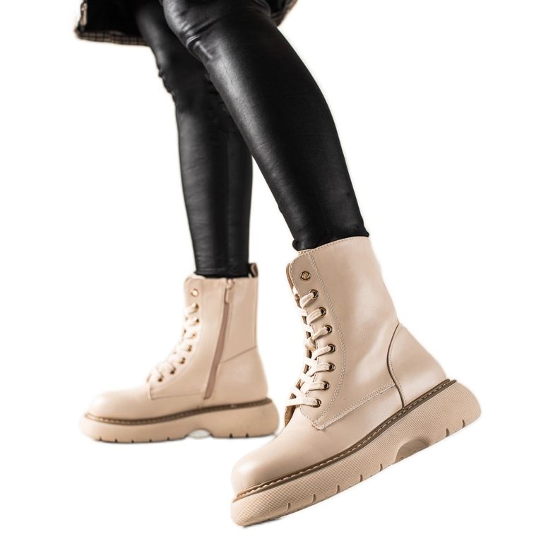 TRENDI Genți bej pe platformă