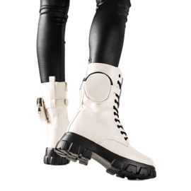 TRENDI Muncitori cu stil bej TRENDI Muncitori cu stil bej