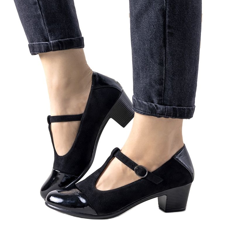 Pompele negre pe un stâlp cu un deget deget de la picior negru