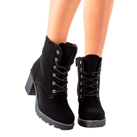 TRENDI Muncitori dantelați pe un post negru TRENDI Muncitori dantelați pe un post negru