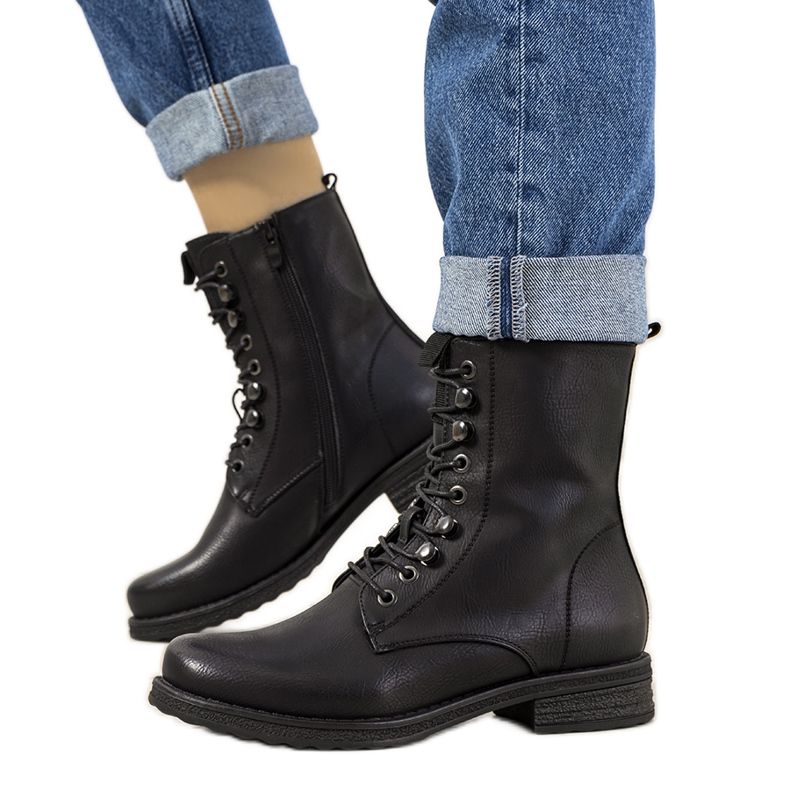 Cizme izolate negre de la Muro negru