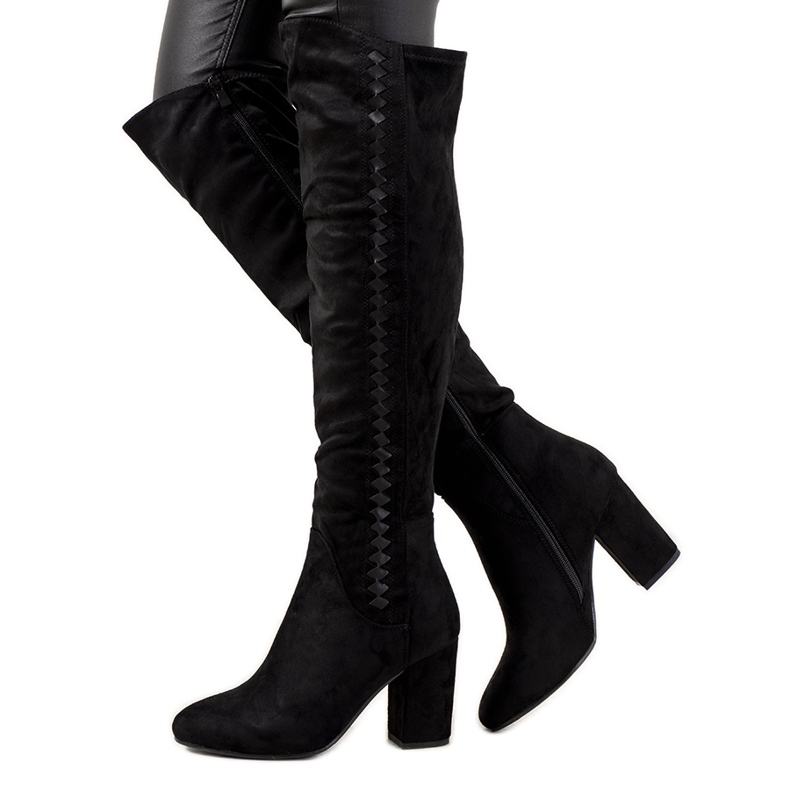 Cizme negre pe stâlpul izolat Menas negru Cizme negre pe stâlpul izolat Menas negru