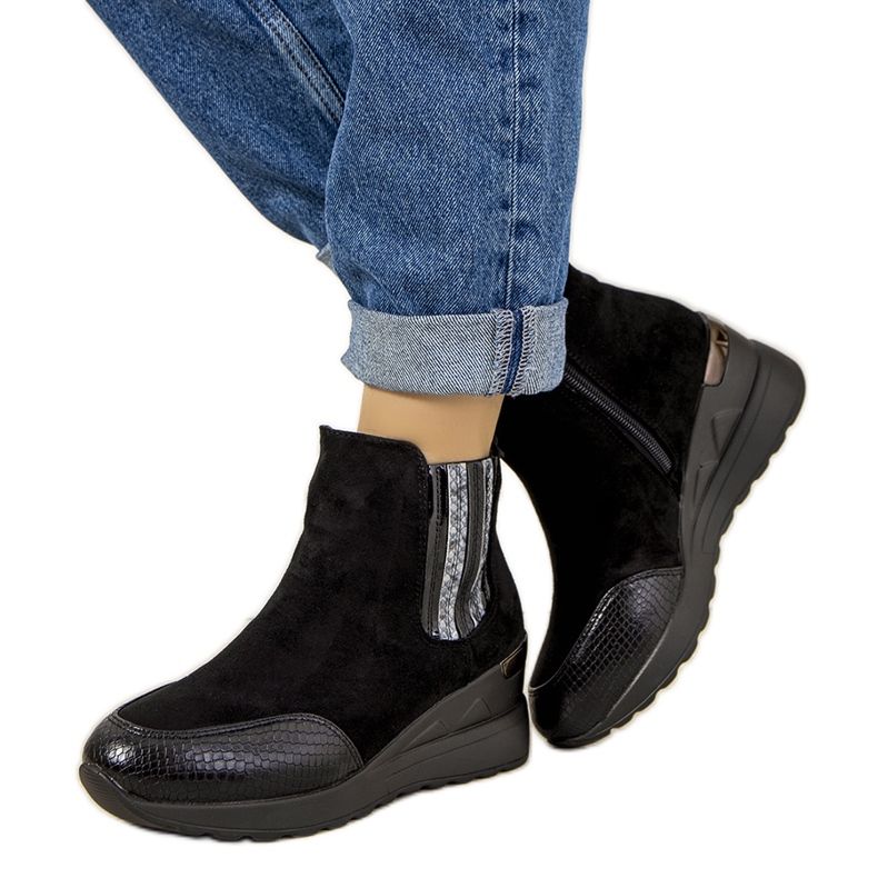 Cizme negre pe o pană izolată Trento negru